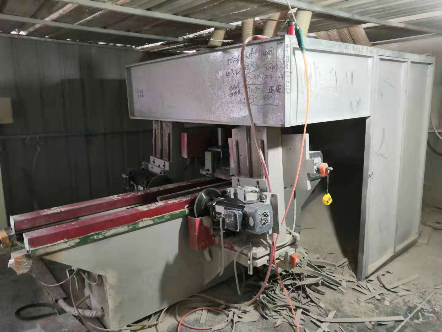 Saw machine for calcium sulphate/wood core raised floor